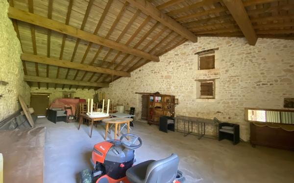 Maison à vendre    4 pièces • 166 m2 Saint-Hilaire-de-Villefranche