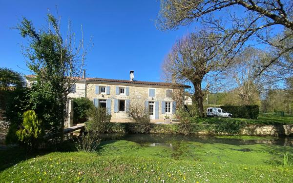 Maison à vendre    4 pièces • 166 m2 Saint-Hilaire-de-Villefranche