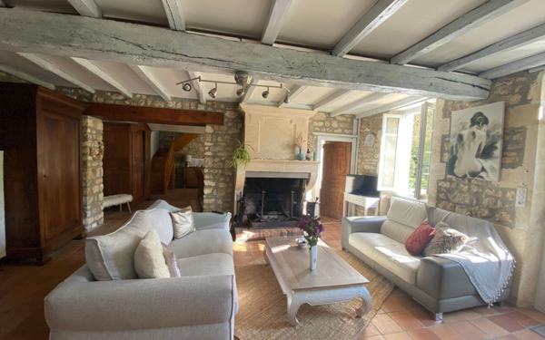 Maison à vendre    4 pièces • 166 m2 Saint-Hilaire-de-Villefranche