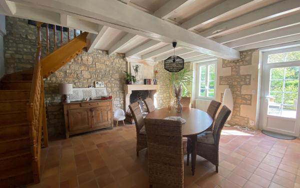 Maison à vendre    4 pièces • 166 m2 Saint-Hilaire-de-Villefranche