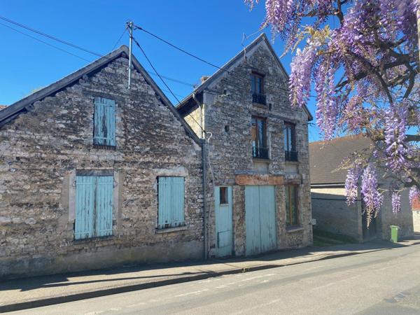 Grande maison de village en pierre