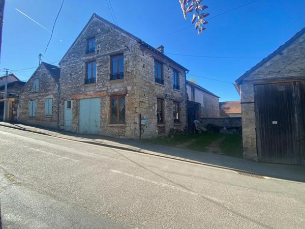 Grande maison de village en pierre
