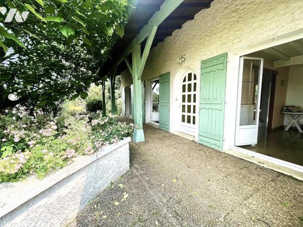 Maison de plain pied avec vue sur la colline de Pommiers