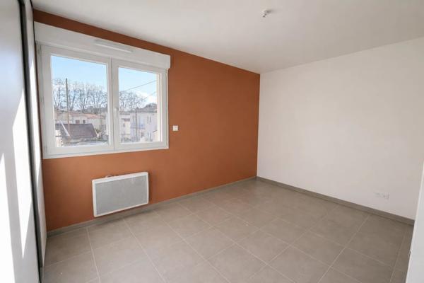 Location                                                      Appartement
                        
                     6 pièces                      127 m2                     à Agen