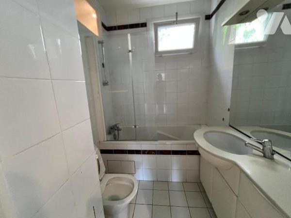 Appartement 2 pièces de 46m² à vendre rue de la Tour.

Dans une résidence de standing sécuris...
