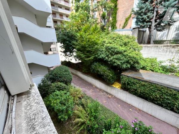 Appartement 2 pièces de 46m² à vendre rue de la Tour.

Dans une résidence de standing sécuris...