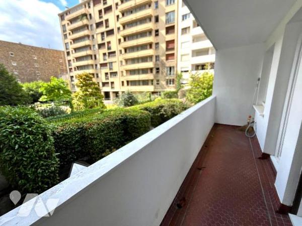 Appartement 2 pièces de 46m² à vendre rue de la Tour.

Dans une résidence de standing sécuris...
