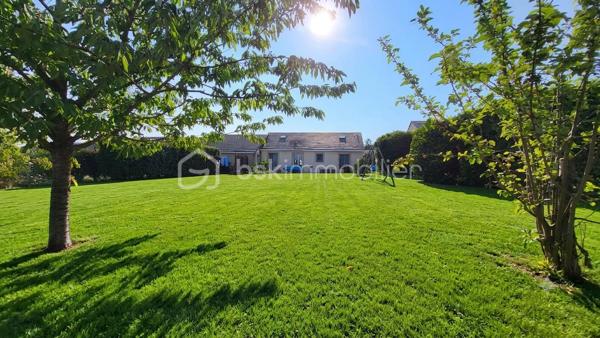 À découvrir sans tarder : magnifique pavillon familial de 155 m² au sol – 5 chambres – Terrain sans vis-à-vis

Situé dans un environnement calme et agréable à quelques kilomètres de Rethel, ce pavillon construit en 2006 offre une surface de 155 m² au sol, idéale pour accueillir une famille en quête d'espace et de confort.

Dès l'entrée, vous serez séduit par sa vaste pièce de vie de 46 m², baignée de lumière, comprenant un salon séjour convivial et une cuisine fonctionnelle parfaite pour partager des moments en famille ou entre amis.

La maison dispose de 5 chambres, permettant à chacun de bénéficier de son propre espace ou d'aménager un bureau selon vos besoins.

Vous profiterez également d'une salle de bain de 2024, équipée d'une douche à l'italienne et d'une baignoire, alliant confort et modernité.

Côté pratique, un grand garage de 30 m² offre un bel espace de stationnement et de rangement.

À l'extérieur, vous apprécierez un terrain sans vis-à-vis, offrant intimité et tranquillité, avec une vue dégagée qui invite à la détente.

Les atouts :

* Pavillon de 2006
* 155 m² au sol
* 5 chambres
* Pièce de vie de 46 m² avec cuisine ouverte
* Salle de bain neuve avec douche et baignoire
* Garage de 30 m²
* Terrain sans vis-à-vis
* Vue dégagée
* Chauffage économique par pompe  chaleur air/eau

Une maison clé en main, spacieuse et lumineuse, à visiter rapidement !
Contactez moi vite et venez la découvrir !!!