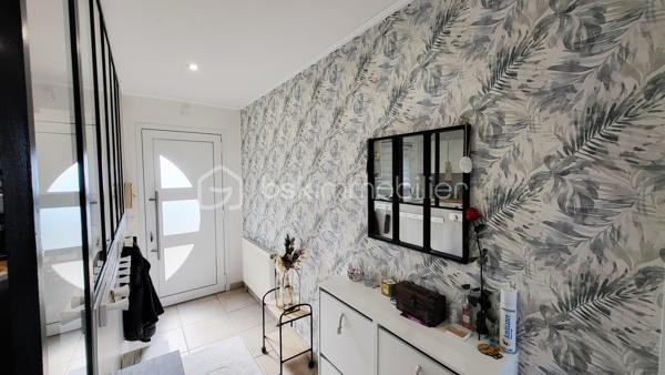 À découvrir sans tarder : magnifique pavillon familial de 155 m² au sol – 5 chambres – Terrain sans vis-à-vis

Situé dans un environnement calme et agréable à quelques kilomètres de Rethel, ce pavillon construit en 2006 offre une surface de 155 m² au sol, idéale pour accueillir une famille en quête d'espace et de confort.

Dès l'entrée, vous serez séduit par sa vaste pièce de vie de 46 m², baignée de lumière, comprenant un salon séjour convivial et une cuisine fonctionnelle parfaite pour partager des moments en famille ou entre amis.

La maison dispose de 5 chambres, permettant à chacun de bénéficier de son propre espace ou d'aménager un bureau selon vos besoins.

Vous profiterez également d'une salle de bain de 2024, équipée d'une douche à l'italienne et d'une baignoire, alliant confort et modernité.

Côté pratique, un grand garage de 30 m² offre un bel espace de stationnement et de rangement.

À l'extérieur, vous apprécierez un terrain sans vis-à-vis, offrant intimité et tranquillité, avec une vue dégagée qui invite à la détente.

Les atouts :

* Pavillon de 2006
* 155 m² au sol
* 5 chambres
* Pièce de vie de 46 m² avec cuisine ouverte
* Salle de bain neuve avec douche et baignoire
* Garage de 30 m²
* Terrain sans vis-à-vis
* Vue dégagée
* Chauffage économique par pompe  chaleur air/eau

Une maison clé en main, spacieuse et lumineuse, à visiter rapidement !
Contactez moi vite et venez la découvrir !!!