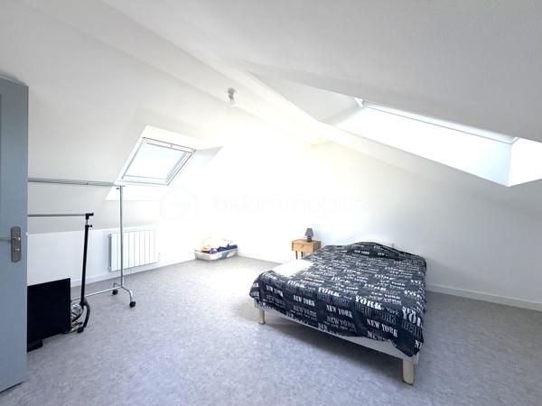 À découvrir sans tarder : magnifique pavillon familial de 155 m² au sol – 5 chambres – Terrain sans vis-à-vis

Situé dans un environnement calme et agréable à quelques kilomètres de Rethel, ce pavillon construit en 2006 offre une surface de 155 m² au sol, idéale pour accueillir une famille en quête d'espace et de confort.

Dès l'entrée, vous serez séduit par sa vaste pièce de vie de 46 m², baignée de lumière, comprenant un salon séjour convivial et une cuisine fonctionnelle parfaite pour partager des moments en famille ou entre amis.

La maison dispose de 5 chambres, permettant à chacun de bénéficier de son propre espace ou d'aménager un bureau selon vos besoins.

Vous profiterez également d'une salle de bain de 2024, équipée d'une douche à l'italienne et d'une baignoire, alliant confort et modernité.

Côté pratique, un grand garage de 30 m² offre un bel espace de stationnement et de rangement.

À l'extérieur, vous apprécierez un terrain sans vis-à-vis, offrant intimité et tranquillité, avec une vue dégagée qui invite à la détente.

Les atouts :

* Pavillon de 2006
* 155 m² au sol
* 5 chambres
* Pièce de vie de 46 m² avec cuisine ouverte
* Salle de bain neuve avec douche et baignoire
* Garage de 30 m²
* Terrain sans vis-à-vis
* Vue dégagée
* Chauffage économique par pompe  chaleur air/eau

Une maison clé en main, spacieuse et lumineuse, à visiter rapidement !
Contactez moi vite et venez la découvrir !!!