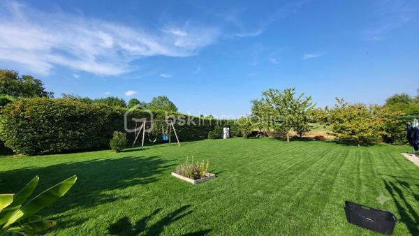 À découvrir sans tarder : magnifique pavillon familial de 155 m² au sol – 5 chambres – Terrain sans vis-à-vis

Situé dans un environnement calme et agréable à quelques kilomètres de Rethel, ce pavillon construit en 2006 offre une surface de 155 m² au sol, idéale pour accueillir une famille en quête d'espace et de confort.

Dès l'entrée, vous serez séduit par sa vaste pièce de vie de 46 m², baignée de lumière, comprenant un salon séjour convivial et une cuisine fonctionnelle parfaite pour partager des moments en famille ou entre amis.

La maison dispose de 5 chambres, permettant à chacun de bénéficier de son propre espace ou d'aménager un bureau selon vos besoins.

Vous profiterez également d'une salle de bain de 2024, équipée d'une douche à l'italienne et d'une baignoire, alliant confort et modernité.

Côté pratique, un grand garage de 30 m² offre un bel espace de stationnement et de rangement.

À l'extérieur, vous apprécierez un terrain sans vis-à-vis, offrant intimité et tranquillité, avec une vue dégagée qui invite à la détente.

Les atouts :

* Pavillon de 2006
* 155 m² au sol
* 5 chambres
* Pièce de vie de 46 m² avec cuisine ouverte
* Salle de bain neuve avec douche et baignoire
* Garage de 30 m²
* Terrain sans vis-à-vis
* Vue dégagée
* Chauffage économique par pompe  chaleur air/eau

Une maison clé en main, spacieuse et lumineuse, à visiter rapidement !
Contactez moi vite et venez la découvrir !!!