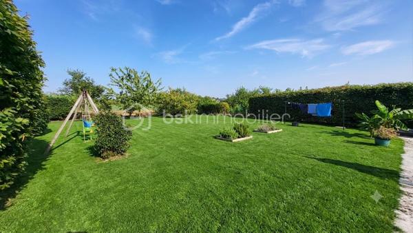 À découvrir sans tarder : magnifique pavillon familial de 155 m² au sol – 5 chambres – Terrain sans vis-à-vis

Situé dans un environnement calme et agréable à quelques kilomètres de Rethel, ce pavillon construit en 2006 offre une surface de 155 m² au sol, idéale pour accueillir une famille en quête d'espace et de confort.

Dès l'entrée, vous serez séduit par sa vaste pièce de vie de 46 m², baignée de lumière, comprenant un salon séjour convivial et une cuisine fonctionnelle parfaite pour partager des moments en famille ou entre amis.

La maison dispose de 5 chambres, permettant à chacun de bénéficier de son propre espace ou d'aménager un bureau selon vos besoins.

Vous profiterez également d'une salle de bain de 2024, équipée d'une douche à l'italienne et d'une baignoire, alliant confort et modernité.

Côté pratique, un grand garage de 30 m² offre un bel espace de stationnement et de rangement.

À l'extérieur, vous apprécierez un terrain sans vis-à-vis, offrant intimité et tranquillité, avec une vue dégagée qui invite à la détente.

Les atouts :

* Pavillon de 2006
* 155 m² au sol
* 5 chambres
* Pièce de vie de 46 m² avec cuisine ouverte
* Salle de bain neuve avec douche et baignoire
* Garage de 30 m²
* Terrain sans vis-à-vis
* Vue dégagée
* Chauffage économique par pompe  chaleur air/eau

Une maison clé en main, spacieuse et lumineuse, à visiter rapidement !
Contactez moi vite et venez la découvrir !!!