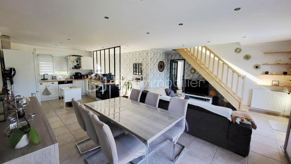 À découvrir sans tarder : magnifique pavillon familial de 155 m² au sol – 5 chambres – Terrain sans vis-à-vis

Situé dans un environnement calme et agréable à quelques kilomètres de Rethel, ce pavillon construit en 2006 offre une surface de 155 m² au sol, idéale pour accueillir une famille en quête d'espace et de confort.

Dès l'entrée, vous serez séduit par sa vaste pièce de vie de 46 m², baignée de lumière, comprenant un salon séjour convivial et une cuisine fonctionnelle parfaite pour partager des moments en famille ou entre amis.

La maison dispose de 5 chambres, permettant à chacun de bénéficier de son propre espace ou d'aménager un bureau selon vos besoins.

Vous profiterez également d'une salle de bain de 2024, équipée d'une douche à l'italienne et d'une baignoire, alliant confort et modernité.

Côté pratique, un grand garage de 30 m² offre un bel espace de stationnement et de rangement.

À l'extérieur, vous apprécierez un terrain sans vis-à-vis, offrant intimité et tranquillité, avec une vue dégagée qui invite à la détente.

Les atouts :

* Pavillon de 2006
* 155 m² au sol
* 5 chambres
* Pièce de vie de 46 m² avec cuisine ouverte
* Salle de bain neuve avec douche et baignoire
* Garage de 30 m²
* Terrain sans vis-à-vis
* Vue dégagée
* Chauffage économique par pompe  chaleur air/eau

Une maison clé en main, spacieuse et lumineuse, à visiter rapidement !
Contactez moi vite et venez la découvrir !!!