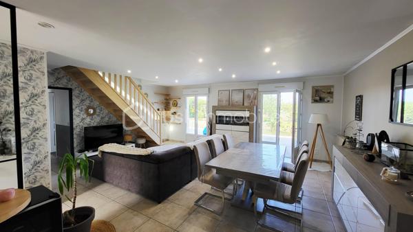 À découvrir sans tarder : magnifique pavillon familial de 155 m² au sol – 5 chambres – Terrain sans vis-à-vis

Situé dans un environnement calme et agréable à quelques kilomètres de Rethel, ce pavillon construit en 2006 offre une surface de 155 m² au sol, idéale pour accueillir une famille en quête d'espace et de confort.

Dès l'entrée, vous serez séduit par sa vaste pièce de vie de 46 m², baignée de lumière, comprenant un salon séjour convivial et une cuisine fonctionnelle parfaite pour partager des moments en famille ou entre amis.

La maison dispose de 5 chambres, permettant à chacun de bénéficier de son propre espace ou d'aménager un bureau selon vos besoins.

Vous profiterez également d'une salle de bain de 2024, équipée d'une douche à l'italienne et d'une baignoire, alliant confort et modernité.

Côté pratique, un grand garage de 30 m² offre un bel espace de stationnement et de rangement.

À l'extérieur, vous apprécierez un terrain sans vis-à-vis, offrant intimité et tranquillité, avec une vue dégagée qui invite à la détente.

Les atouts :

* Pavillon de 2006
* 155 m² au sol
* 5 chambres
* Pièce de vie de 46 m² avec cuisine ouverte
* Salle de bain neuve avec douche et baignoire
* Garage de 30 m²
* Terrain sans vis-à-vis
* Vue dégagée
* Chauffage économique par pompe  chaleur air/eau

Une maison clé en main, spacieuse et lumineuse, à visiter rapidement !
Contactez moi vite et venez la découvrir !!!