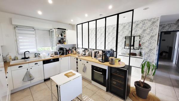 À découvrir sans tarder : magnifique pavillon familial de 155 m² au sol – 5 chambres – Terrain sans vis-à-vis

Situé dans un environnement calme et agréable à quelques kilomètres de Rethel, ce pavillon construit en 2006 offre une surface de 155 m² au sol, idéale pour accueillir une famille en quête d'espace et de confort.

Dès l'entrée, vous serez séduit par sa vaste pièce de vie de 46 m², baignée de lumière, comprenant un salon séjour convivial et une cuisine fonctionnelle parfaite pour partager des moments en famille ou entre amis.

La maison dispose de 5 chambres, permettant à chacun de bénéficier de son propre espace ou d'aménager un bureau selon vos besoins.

Vous profiterez également d'une salle de bain de 2024, équipée d'une douche à l'italienne et d'une baignoire, alliant confort et modernité.

Côté pratique, un grand garage de 30 m² offre un bel espace de stationnement et de rangement.

À l'extérieur, vous apprécierez un terrain sans vis-à-vis, offrant intimité et tranquillité, avec une vue dégagée qui invite à la détente.

Les atouts :

* Pavillon de 2006
* 155 m² au sol
* 5 chambres
* Pièce de vie de 46 m² avec cuisine ouverte
* Salle de bain neuve avec douche et baignoire
* Garage de 30 m²
* Terrain sans vis-à-vis
* Vue dégagée
* Chauffage économique par pompe  chaleur air/eau

Une maison clé en main, spacieuse et lumineuse, à visiter rapidement !
Contactez moi vite et venez la découvrir !!!