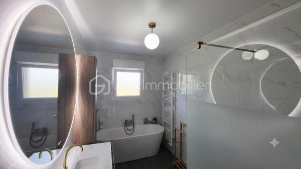 À découvrir sans tarder : magnifique pavillon familial de 155 m² au sol – 5 chambres – Terrain sans vis-à-vis

Situé dans un environnement calme et agréable à quelques kilomètres de Rethel, ce pavillon construit en 2006 offre une surface de 155 m² au sol, idéale pour accueillir une famille en quête d'espace et de confort.

Dès l'entrée, vous serez séduit par sa vaste pièce de vie de 46 m², baignée de lumière, comprenant un salon séjour convivial et une cuisine fonctionnelle parfaite pour partager des moments en famille ou entre amis.

La maison dispose de 5 chambres, permettant à chacun de bénéficier de son propre espace ou d'aménager un bureau selon vos besoins.

Vous profiterez également d'une salle de bain de 2024, équipée d'une douche à l'italienne et d'une baignoire, alliant confort et modernité.

Côté pratique, un grand garage de 30 m² offre un bel espace de stationnement et de rangement.

À l'extérieur, vous apprécierez un terrain sans vis-à-vis, offrant intimité et tranquillité, avec une vue dégagée qui invite à la détente.

Les atouts :

* Pavillon de 2006
* 155 m² au sol
* 5 chambres
* Pièce de vie de 46 m² avec cuisine ouverte
* Salle de bain neuve avec douche et baignoire
* Garage de 30 m²
* Terrain sans vis-à-vis
* Vue dégagée
* Chauffage économique par pompe  chaleur air/eau

Une maison clé en main, spacieuse et lumineuse, à visiter rapidement !
Contactez moi vite et venez la découvrir !!!