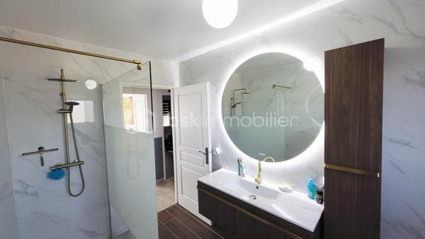 À découvrir sans tarder : magnifique pavillon familial de 155 m² au sol – 5 chambres – Terrain sans vis-à-vis

Situé dans un environnement calme et agréable à quelques kilomètres de Rethel, ce pavillon construit en 2006 offre une surface de 155 m² au sol, idéale pour accueillir une famille en quête d'espace et de confort.

Dès l'entrée, vous serez séduit par sa vaste pièce de vie de 46 m², baignée de lumière, comprenant un salon séjour convivial et une cuisine fonctionnelle parfaite pour partager des moments en famille ou entre amis.

La maison dispose de 5 chambres, permettant à chacun de bénéficier de son propre espace ou d'aménager un bureau selon vos besoins.

Vous profiterez également d'une salle de bain de 2024, équipée d'une douche à l'italienne et d'une baignoire, alliant confort et modernité.

Côté pratique, un grand garage de 30 m² offre un bel espace de stationnement et de rangement.

À l'extérieur, vous apprécierez un terrain sans vis-à-vis, offrant intimité et tranquillité, avec une vue dégagée qui invite à la détente.

Les atouts :

* Pavillon de 2006
* 155 m² au sol
* 5 chambres
* Pièce de vie de 46 m² avec cuisine ouverte
* Salle de bain neuve avec douche et baignoire
* Garage de 30 m²
* Terrain sans vis-à-vis
* Vue dégagée
* Chauffage économique par pompe  chaleur air/eau

Une maison clé en main, spacieuse et lumineuse, à visiter rapidement !
Contactez moi vite et venez la découvrir !!!