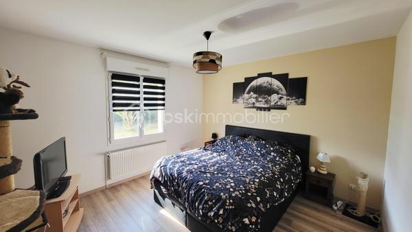 À découvrir sans tarder : magnifique pavillon familial de 155 m² au sol – 5 chambres – Terrain sans vis-à-vis

Situé dans un environnement calme et agréable à quelques kilomètres de Rethel, ce pavillon construit en 2006 offre une surface de 155 m² au sol, idéale pour accueillir une famille en quête d'espace et de confort.

Dès l'entrée, vous serez séduit par sa vaste pièce de vie de 46 m², baignée de lumière, comprenant un salon séjour convivial et une cuisine fonctionnelle parfaite pour partager des moments en famille ou entre amis.

La maison dispose de 5 chambres, permettant à chacun de bénéficier de son propre espace ou d'aménager un bureau selon vos besoins.

Vous profiterez également d'une salle de bain de 2024, équipée d'une douche à l'italienne et d'une baignoire, alliant confort et modernité.

Côté pratique, un grand garage de 30 m² offre un bel espace de stationnement et de rangement.

À l'extérieur, vous apprécierez un terrain sans vis-à-vis, offrant intimité et tranquillité, avec une vue dégagée qui invite à la détente.

Les atouts :

* Pavillon de 2006
* 155 m² au sol
* 5 chambres
* Pièce de vie de 46 m² avec cuisine ouverte
* Salle de bain neuve avec douche et baignoire
* Garage de 30 m²
* Terrain sans vis-à-vis
* Vue dégagée
* Chauffage économique par pompe  chaleur air/eau

Une maison clé en main, spacieuse et lumineuse, à visiter rapidement !
Contactez moi vite et venez la découvrir !!!