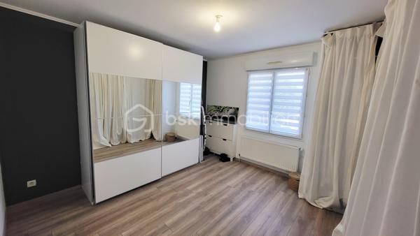 À découvrir sans tarder : magnifique pavillon familial de 155 m² au sol – 5 chambres – Terrain sans vis-à-vis

Situé dans un environnement calme et agréable à quelques kilomètres de Rethel, ce pavillon construit en 2006 offre une surface de 155 m² au sol, idéale pour accueillir une famille en quête d'espace et de confort.

Dès l'entrée, vous serez séduit par sa vaste pièce de vie de 46 m², baignée de lumière, comprenant un salon séjour convivial et une cuisine fonctionnelle parfaite pour partager des moments en famille ou entre amis.

La maison dispose de 5 chambres, permettant à chacun de bénéficier de son propre espace ou d'aménager un bureau selon vos besoins.

Vous profiterez également d'une salle de bain de 2024, équipée d'une douche à l'italienne et d'une baignoire, alliant confort et modernité.

Côté pratique, un grand garage de 30 m² offre un bel espace de stationnement et de rangement.

À l'extérieur, vous apprécierez un terrain sans vis-à-vis, offrant intimité et tranquillité, avec une vue dégagée qui invite à la détente.

Les atouts :

* Pavillon de 2006
* 155 m² au sol
* 5 chambres
* Pièce de vie de 46 m² avec cuisine ouverte
* Salle de bain neuve avec douche et baignoire
* Garage de 30 m²
* Terrain sans vis-à-vis
* Vue dégagée
* Chauffage économique par pompe  chaleur air/eau

Une maison clé en main, spacieuse et lumineuse, à visiter rapidement !
Contactez moi vite et venez la découvrir !!!