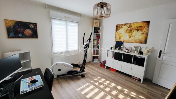 À découvrir sans tarder : magnifique pavillon familial de 155 m² au sol – 5 chambres – Terrain sans vis-à-vis

Situé dans un environnement calme et agréable à quelques kilomètres de Rethel, ce pavillon construit en 2006 offre une surface de 155 m² au sol, idéale pour accueillir une famille en quête d'espace et de confort.

Dès l'entrée, vous serez séduit par sa vaste pièce de vie de 46 m², baignée de lumière, comprenant un salon séjour convivial et une cuisine fonctionnelle parfaite pour partager des moments en famille ou entre amis.

La maison dispose de 5 chambres, permettant à chacun de bénéficier de son propre espace ou d'aménager un bureau selon vos besoins.

Vous profiterez également d'une salle de bain de 2024, équipée d'une douche à l'italienne et d'une baignoire, alliant confort et modernité.

Côté pratique, un grand garage de 30 m² offre un bel espace de stationnement et de rangement.

À l'extérieur, vous apprécierez un terrain sans vis-à-vis, offrant intimité et tranquillité, avec une vue dégagée qui invite à la détente.

Les atouts :

* Pavillon de 2006
* 155 m² au sol
* 5 chambres
* Pièce de vie de 46 m² avec cuisine ouverte
* Salle de bain neuve avec douche et baignoire
* Garage de 30 m²
* Terrain sans vis-à-vis
* Vue dégagée
* Chauffage économique par pompe  chaleur air/eau

Une maison clé en main, spacieuse et lumineuse, à visiter rapidement !
Contactez moi vite et venez la découvrir !!!