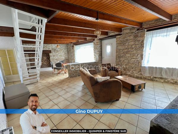 CENTRE-BOURG – MAISON DE VILLE EN PIERRE D’ENVIRON 70 M² – TRAVAUX À PRÉVOIR – DEUX CHAMBRES – INSERT À BOIS – PETIT JARDIN PRIVATIF – PLAGE DE KERSAUX À 5 MINUTES – DPE E.

**** Maison en pierre à rénover – commerces à pied – 2 Chambres – proximité du littoral. ****

Gino DUPUY vous propose cette maison de ville en pierre, située en centre-bourg, sur un axe passant, à proximité immédiate des commerces et des services.

La plage de Kersaux est accessible en environ 5 minutes en voiture ou 12 minutes à vélo.

D’une surface habitable d’environ 70 m², la maison se compose de la manière suivante :

Au rez-de-chaussée :

– Une pièce de vie avec insert à bois.
– Un espace cuisine.
– Une salle d’eau.
– Un WC indépendant.

À l’étage :

– Deux chambres.
– Un espace dressing entre les deux.

Concernant l’extérieur :

– Un petit jardin privatif situé à l’arrière de la maison.
– Un accès par l'extérieur
– Possibilité d'agrandissement de la fenêtre de la cuisine pour accès au jardinet

Travaux identifiés :

– Rénovation du solin de toiture au dessus de la partie cuisine.
– Remplacement possible des deux portes d’entrées et de quatre fenêtres actuellement en simple vitrage, afin d’améliorer l’isolation thermique et acoustique.
– Travaux de rénovation et de modernisation intérieure.

Informations complémentaires :

– Maison construite vers 1945.
– Structure en pierre.
– DPE : classe E.
– Propositions d’aménagement visibles dans les photos.
– Dossier technique disponible sur demande.

*** PLANS CROQUIS EN FIN D'ANNONCE ***

Une maison destinée aux acquéreurs recherchant un bien ancien à rénover, avec un potentiel d’optimisation et un emplacement proche des commerces comme du littoral.

- - - Visite uniquement sur rendez-vous - - -

Contact Exclusif BSK : Gino DUPUY

VENTE IMMOBILIÈRE – FINISTÈRE SUD
Échangeons sur votre projet, sans engagement, afin de définir la stratégie de vente la plus adaptée.

APPORTEURS D’AFFAIRES
Vous connaissez une personne ayant un projet immobilier ?
Un simple message suffit pour initier le contact, je m’occupe du reste. Rémunération attractive.

COLLABORATION INTERCABINET
Collaboration possible avec les professionnels disposant d’un acquéreur qualifié.

Honoraires à la charge du vendeur.
Le prix affiché correspond au prix de vente, hors frais de notaire.