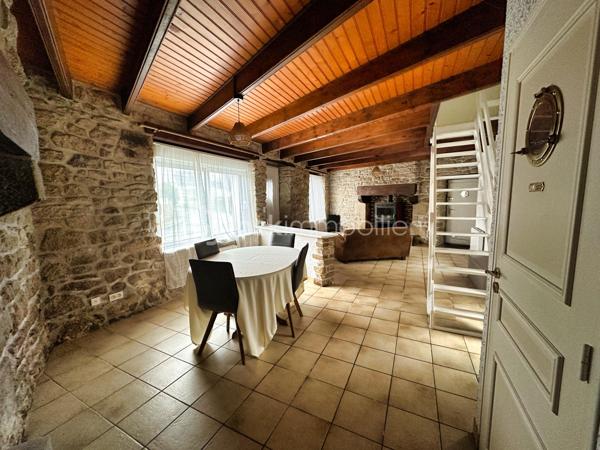 CENTRE-BOURG – MAISON DE VILLE EN PIERRE D’ENVIRON 70 M² – TRAVAUX À PRÉVOIR – DEUX CHAMBRES – INSERT À BOIS – PETIT JARDIN PRIVATIF – PLAGE DE KERSAUX À 5 MINUTES – DPE E.

**** Maison en pierre à rénover – commerces à pied – 2 Chambres – proximité du littoral. ****

Gino DUPUY vous propose cette maison de ville en pierre, située en centre-bourg, sur un axe passant, à proximité immédiate des commerces et des services.

La plage de Kersaux est accessible en environ 5 minutes en voiture ou 12 minutes à vélo.

D’une surface habitable d’environ 70 m², la maison se compose de la manière suivante :

Au rez-de-chaussée :

– Une pièce de vie avec insert à bois.
– Un espace cuisine.
– Une salle d’eau.
– Un WC indépendant.

À l’étage :

– Deux chambres.
– Un espace dressing entre les deux.

Concernant l’extérieur :

– Un petit jardin privatif situé à l’arrière de la maison.
– Un accès par l'extérieur
– Possibilité d'agrandissement de la fenêtre de la cuisine pour accès au jardinet

Travaux identifiés :

– Rénovation du solin de toiture au dessus de la partie cuisine.
– Remplacement possible des deux portes d’entrées et de quatre fenêtres actuellement en simple vitrage, afin d’améliorer l’isolation thermique et acoustique.
– Travaux de rénovation et de modernisation intérieure.

Informations complémentaires :

– Maison construite vers 1945.
– Structure en pierre.
– DPE : classe E.
– Propositions d’aménagement visibles dans les photos.
– Dossier technique disponible sur demande.

*** PLANS CROQUIS EN FIN D'ANNONCE ***

Une maison destinée aux acquéreurs recherchant un bien ancien à rénover, avec un potentiel d’optimisation et un emplacement proche des commerces comme du littoral.

- - - Visite uniquement sur rendez-vous - - -

Contact Exclusif BSK : Gino DUPUY

VENTE IMMOBILIÈRE – FINISTÈRE SUD
Échangeons sur votre projet, sans engagement, afin de définir la stratégie de vente la plus adaptée.

APPORTEURS D’AFFAIRES
Vous connaissez une personne ayant un projet immobilier ?
Un simple message suffit pour initier le contact, je m’occupe du reste. Rémunération attractive.

COLLABORATION INTERCABINET
Collaboration possible avec les professionnels disposant d’un acquéreur qualifié.

Honoraires à la charge du vendeur.
Le prix affiché correspond au prix de vente, hors frais de notaire.