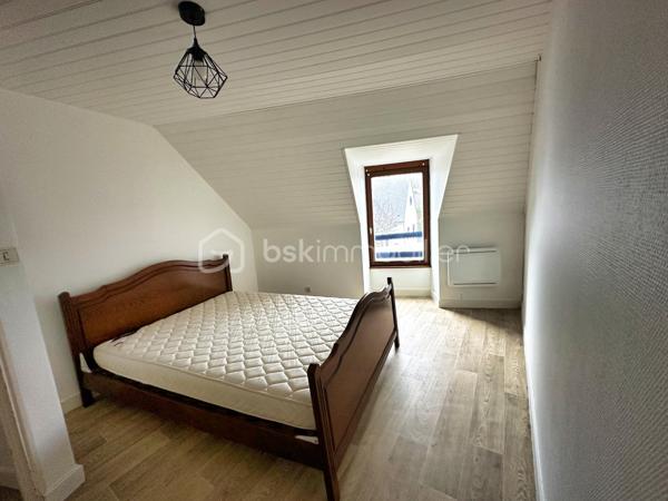 CENTRE-BOURG – MAISON DE VILLE EN PIERRE D’ENVIRON 70 M² – TRAVAUX À PRÉVOIR – DEUX CHAMBRES – INSERT À BOIS – PETIT JARDIN PRIVATIF – PLAGE DE KERSAUX À 5 MINUTES – DPE E.

**** Maison en pierre à rénover – commerces à pied – 2 Chambres – proximité du littoral. ****

Gino DUPUY vous propose cette maison de ville en pierre, située en centre-bourg, sur un axe passant, à proximité immédiate des commerces et des services.

La plage de Kersaux est accessible en environ 5 minutes en voiture ou 12 minutes à vélo.

D’une surface habitable d’environ 70 m², la maison se compose de la manière suivante :

Au rez-de-chaussée :

– Une pièce de vie avec insert à bois.
– Un espace cuisine.
– Une salle d’eau.
– Un WC indépendant.

À l’étage :

– Deux chambres.
– Un espace dressing entre les deux.

Concernant l’extérieur :

– Un petit jardin privatif situé à l’arrière de la maison.
– Un accès par l'extérieur
– Possibilité d'agrandissement de la fenêtre de la cuisine pour accès au jardinet

Travaux identifiés :

– Rénovation du solin de toiture au dessus de la partie cuisine.
– Remplacement possible des deux portes d’entrées et de quatre fenêtres actuellement en simple vitrage, afin d’améliorer l’isolation thermique et acoustique.
– Travaux de rénovation et de modernisation intérieure.

Informations complémentaires :

– Maison construite vers 1945.
– Structure en pierre.
– DPE : classe E.
– Propositions d’aménagement visibles dans les photos.
– Dossier technique disponible sur demande.

*** PLANS CROQUIS EN FIN D'ANNONCE ***

Une maison destinée aux acquéreurs recherchant un bien ancien à rénover, avec un potentiel d’optimisation et un emplacement proche des commerces comme du littoral.

- - - Visite uniquement sur rendez-vous - - -

Contact Exclusif BSK : Gino DUPUY

VENTE IMMOBILIÈRE – FINISTÈRE SUD
Échangeons sur votre projet, sans engagement, afin de définir la stratégie de vente la plus adaptée.

APPORTEURS D’AFFAIRES
Vous connaissez une personne ayant un projet immobilier ?
Un simple message suffit pour initier le contact, je m’occupe du reste. Rémunération attractive.

COLLABORATION INTERCABINET
Collaboration possible avec les professionnels disposant d’un acquéreur qualifié.

Honoraires à la charge du vendeur.
Le prix affiché correspond au prix de vente, hors frais de notaire.