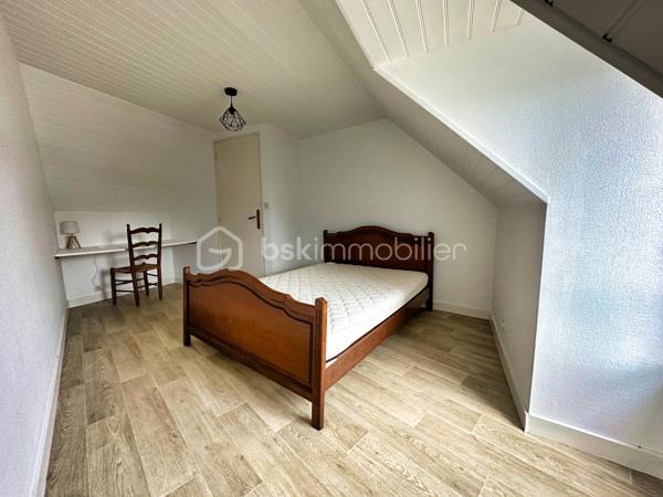 CENTRE-BOURG – MAISON DE VILLE EN PIERRE D’ENVIRON 70 M² – TRAVAUX À PRÉVOIR – DEUX CHAMBRES – INSERT À BOIS – PETIT JARDIN PRIVATIF – PLAGE DE KERSAUX À 5 MINUTES – DPE E.

**** Maison en pierre à rénover – commerces à pied – 2 Chambres – proximité du littoral. ****

Gino DUPUY vous propose cette maison de ville en pierre, située en centre-bourg, sur un axe passant, à proximité immédiate des commerces et des services.

La plage de Kersaux est accessible en environ 5 minutes en voiture ou 12 minutes à vélo.

D’une surface habitable d’environ 70 m², la maison se compose de la manière suivante :

Au rez-de-chaussée :

– Une pièce de vie avec insert à bois.
– Un espace cuisine.
– Une salle d’eau.
– Un WC indépendant.

À l’étage :

– Deux chambres.
– Un espace dressing entre les deux.

Concernant l’extérieur :

– Un petit jardin privatif situé à l’arrière de la maison.
– Un accès par l'extérieur
– Possibilité d'agrandissement de la fenêtre de la cuisine pour accès au jardinet

Travaux identifiés :

– Rénovation du solin de toiture au dessus de la partie cuisine.
– Remplacement possible des deux portes d’entrées et de quatre fenêtres actuellement en simple vitrage, afin d’améliorer l’isolation thermique et acoustique.
– Travaux de rénovation et de modernisation intérieure.

Informations complémentaires :

– Maison construite vers 1945.
– Structure en pierre.
– DPE : classe E.
– Propositions d’aménagement visibles dans les photos.
– Dossier technique disponible sur demande.

*** PLANS CROQUIS EN FIN D'ANNONCE ***

Une maison destinée aux acquéreurs recherchant un bien ancien à rénover, avec un potentiel d’optimisation et un emplacement proche des commerces comme du littoral.

- - - Visite uniquement sur rendez-vous - - -

Contact Exclusif BSK : Gino DUPUY

VENTE IMMOBILIÈRE – FINISTÈRE SUD
Échangeons sur votre projet, sans engagement, afin de définir la stratégie de vente la plus adaptée.

APPORTEURS D’AFFAIRES
Vous connaissez une personne ayant un projet immobilier ?
Un simple message suffit pour initier le contact, je m’occupe du reste. Rémunération attractive.

COLLABORATION INTERCABINET
Collaboration possible avec les professionnels disposant d’un acquéreur qualifié.

Honoraires à la charge du vendeur.
Le prix affiché correspond au prix de vente, hors frais de notaire.