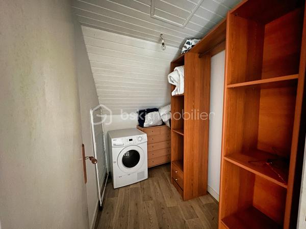 CENTRE-BOURG – MAISON DE VILLE EN PIERRE D’ENVIRON 70 M² – TRAVAUX À PRÉVOIR – DEUX CHAMBRES – INSERT À BOIS – PETIT JARDIN PRIVATIF – PLAGE DE KERSAUX À 5 MINUTES – DPE E.

**** Maison en pierre à rénover – commerces à pied – 2 Chambres – proximité du littoral. ****

Gino DUPUY vous propose cette maison de ville en pierre, située en centre-bourg, sur un axe passant, à proximité immédiate des commerces et des services.

La plage de Kersaux est accessible en environ 5 minutes en voiture ou 12 minutes à vélo.

D’une surface habitable d’environ 70 m², la maison se compose de la manière suivante :

Au rez-de-chaussée :

– Une pièce de vie avec insert à bois.
– Un espace cuisine.
– Une salle d’eau.
– Un WC indépendant.

À l’étage :

– Deux chambres.
– Un espace dressing entre les deux.

Concernant l’extérieur :

– Un petit jardin privatif situé à l’arrière de la maison.
– Un accès par l'extérieur
– Possibilité d'agrandissement de la fenêtre de la cuisine pour accès au jardinet

Travaux identifiés :

– Rénovation du solin de toiture au dessus de la partie cuisine.
– Remplacement possible des deux portes d’entrées et de quatre fenêtres actuellement en simple vitrage, afin d’améliorer l’isolation thermique et acoustique.
– Travaux de rénovation et de modernisation intérieure.

Informations complémentaires :

– Maison construite vers 1945.
– Structure en pierre.
– DPE : classe E.
– Propositions d’aménagement visibles dans les photos.
– Dossier technique disponible sur demande.

*** PLANS CROQUIS EN FIN D'ANNONCE ***

Une maison destinée aux acquéreurs recherchant un bien ancien à rénover, avec un potentiel d’optimisation et un emplacement proche des commerces comme du littoral.

- - - Visite uniquement sur rendez-vous - - -

Contact Exclusif BSK : Gino DUPUY

VENTE IMMOBILIÈRE – FINISTÈRE SUD
Échangeons sur votre projet, sans engagement, afin de définir la stratégie de vente la plus adaptée.

APPORTEURS D’AFFAIRES
Vous connaissez une personne ayant un projet immobilier ?
Un simple message suffit pour initier le contact, je m’occupe du reste. Rémunération attractive.

COLLABORATION INTERCABINET
Collaboration possible avec les professionnels disposant d’un acquéreur qualifié.

Honoraires à la charge du vendeur.
Le prix affiché correspond au prix de vente, hors frais de notaire.