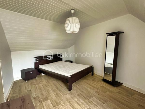 CENTRE-BOURG – MAISON DE VILLE EN PIERRE D’ENVIRON 70 M² – TRAVAUX À PRÉVOIR – DEUX CHAMBRES – INSERT À BOIS – PETIT JARDIN PRIVATIF – PLAGE DE KERSAUX À 5 MINUTES – DPE E.

**** Maison en pierre à rénover – commerces à pied – 2 Chambres – proximité du littoral. ****

Gino DUPUY vous propose cette maison de ville en pierre, située en centre-bourg, sur un axe passant, à proximité immédiate des commerces et des services.

La plage de Kersaux est accessible en environ 5 minutes en voiture ou 12 minutes à vélo.

D’une surface habitable d’environ 70 m², la maison se compose de la manière suivante :

Au rez-de-chaussée :

– Une pièce de vie avec insert à bois.
– Un espace cuisine.
– Une salle d’eau.
– Un WC indépendant.

À l’étage :

– Deux chambres.
– Un espace dressing entre les deux.

Concernant l’extérieur :

– Un petit jardin privatif situé à l’arrière de la maison.
– Un accès par l'extérieur
– Possibilité d'agrandissement de la fenêtre de la cuisine pour accès au jardinet

Travaux identifiés :

– Rénovation du solin de toiture au dessus de la partie cuisine.
– Remplacement possible des deux portes d’entrées et de quatre fenêtres actuellement en simple vitrage, afin d’améliorer l’isolation thermique et acoustique.
– Travaux de rénovation et de modernisation intérieure.

Informations complémentaires :

– Maison construite vers 1945.
– Structure en pierre.
– DPE : classe E.
– Propositions d’aménagement visibles dans les photos.
– Dossier technique disponible sur demande.

*** PLANS CROQUIS EN FIN D'ANNONCE ***

Une maison destinée aux acquéreurs recherchant un bien ancien à rénover, avec un potentiel d’optimisation et un emplacement proche des commerces comme du littoral.

- - - Visite uniquement sur rendez-vous - - -

Contact Exclusif BSK : Gino DUPUY

VENTE IMMOBILIÈRE – FINISTÈRE SUD
Échangeons sur votre projet, sans engagement, afin de définir la stratégie de vente la plus adaptée.

APPORTEURS D’AFFAIRES
Vous connaissez une personne ayant un projet immobilier ?
Un simple message suffit pour initier le contact, je m’occupe du reste. Rémunération attractive.

COLLABORATION INTERCABINET
Collaboration possible avec les professionnels disposant d’un acquéreur qualifié.

Honoraires à la charge du vendeur.
Le prix affiché correspond au prix de vente, hors frais de notaire.