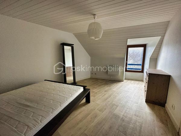 CENTRE-BOURG – MAISON DE VILLE EN PIERRE D’ENVIRON 70 M² – TRAVAUX À PRÉVOIR – DEUX CHAMBRES – INSERT À BOIS – PETIT JARDIN PRIVATIF – PLAGE DE KERSAUX À 5 MINUTES – DPE E.

**** Maison en pierre à rénover – commerces à pied – 2 Chambres – proximité du littoral. ****

Gino DUPUY vous propose cette maison de ville en pierre, située en centre-bourg, sur un axe passant, à proximité immédiate des commerces et des services.

La plage de Kersaux est accessible en environ 5 minutes en voiture ou 12 minutes à vélo.

D’une surface habitable d’environ 70 m², la maison se compose de la manière suivante :

Au rez-de-chaussée :

– Une pièce de vie avec insert à bois.
– Un espace cuisine.
– Une salle d’eau.
– Un WC indépendant.

À l’étage :

– Deux chambres.
– Un espace dressing entre les deux.

Concernant l’extérieur :

– Un petit jardin privatif situé à l’arrière de la maison.
– Un accès par l'extérieur
– Possibilité d'agrandissement de la fenêtre de la cuisine pour accès au jardinet

Travaux identifiés :

– Rénovation du solin de toiture au dessus de la partie cuisine.
– Remplacement possible des deux portes d’entrées et de quatre fenêtres actuellement en simple vitrage, afin d’améliorer l’isolation thermique et acoustique.
– Travaux de rénovation et de modernisation intérieure.

Informations complémentaires :

– Maison construite vers 1945.
– Structure en pierre.
– DPE : classe E.
– Propositions d’aménagement visibles dans les photos.
– Dossier technique disponible sur demande.

*** PLANS CROQUIS EN FIN D'ANNONCE ***

Une maison destinée aux acquéreurs recherchant un bien ancien à rénover, avec un potentiel d’optimisation et un emplacement proche des commerces comme du littoral.

- - - Visite uniquement sur rendez-vous - - -

Contact Exclusif BSK : Gino DUPUY

VENTE IMMOBILIÈRE – FINISTÈRE SUD
Échangeons sur votre projet, sans engagement, afin de définir la stratégie de vente la plus adaptée.

APPORTEURS D’AFFAIRES
Vous connaissez une personne ayant un projet immobilier ?
Un simple message suffit pour initier le contact, je m’occupe du reste. Rémunération attractive.

COLLABORATION INTERCABINET
Collaboration possible avec les professionnels disposant d’un acquéreur qualifié.

Honoraires à la charge du vendeur.
Le prix affiché correspond au prix de vente, hors frais de notaire.