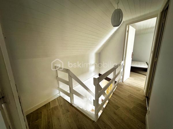 CENTRE-BOURG – MAISON DE VILLE EN PIERRE D’ENVIRON 70 M² – TRAVAUX À PRÉVOIR – DEUX CHAMBRES – INSERT À BOIS – PETIT JARDIN PRIVATIF – PLAGE DE KERSAUX À 5 MINUTES – DPE E.

**** Maison en pierre à rénover – commerces à pied – 2 Chambres – proximité du littoral. ****

Gino DUPUY vous propose cette maison de ville en pierre, située en centre-bourg, sur un axe passant, à proximité immédiate des commerces et des services.

La plage de Kersaux est accessible en environ 5 minutes en voiture ou 12 minutes à vélo.

D’une surface habitable d’environ 70 m², la maison se compose de la manière suivante :

Au rez-de-chaussée :

– Une pièce de vie avec insert à bois.
– Un espace cuisine.
– Une salle d’eau.
– Un WC indépendant.

À l’étage :

– Deux chambres.
– Un espace dressing entre les deux.

Concernant l’extérieur :

– Un petit jardin privatif situé à l’arrière de la maison.
– Un accès par l'extérieur
– Possibilité d'agrandissement de la fenêtre de la cuisine pour accès au jardinet

Travaux identifiés :

– Rénovation du solin de toiture au dessus de la partie cuisine.
– Remplacement possible des deux portes d’entrées et de quatre fenêtres actuellement en simple vitrage, afin d’améliorer l’isolation thermique et acoustique.
– Travaux de rénovation et de modernisation intérieure.

Informations complémentaires :

– Maison construite vers 1945.
– Structure en pierre.
– DPE : classe E.
– Propositions d’aménagement visibles dans les photos.
– Dossier technique disponible sur demande.

*** PLANS CROQUIS EN FIN D'ANNONCE ***

Une maison destinée aux acquéreurs recherchant un bien ancien à rénover, avec un potentiel d’optimisation et un emplacement proche des commerces comme du littoral.

- - - Visite uniquement sur rendez-vous - - -

Contact Exclusif BSK : Gino DUPUY

VENTE IMMOBILIÈRE – FINISTÈRE SUD
Échangeons sur votre projet, sans engagement, afin de définir la stratégie de vente la plus adaptée.

APPORTEURS D’AFFAIRES
Vous connaissez une personne ayant un projet immobilier ?
Un simple message suffit pour initier le contact, je m’occupe du reste. Rémunération attractive.

COLLABORATION INTERCABINET
Collaboration possible avec les professionnels disposant d’un acquéreur qualifié.

Honoraires à la charge du vendeur.
Le prix affiché correspond au prix de vente, hors frais de notaire.