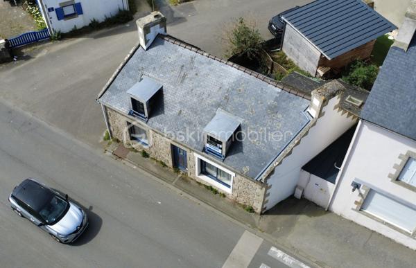 CENTRE-BOURG – MAISON DE VILLE EN PIERRE D’ENVIRON 70 M² – TRAVAUX À PRÉVOIR – DEUX CHAMBRES – INSERT À BOIS – PETIT JARDIN PRIVATIF – PLAGE DE KERSAUX À 5 MINUTES – DPE E.

**** Maison en pierre à rénover – commerces à pied – 2 Chambres – proximité du littoral. ****

Gino DUPUY vous propose cette maison de ville en pierre, située en centre-bourg, sur un axe passant, à proximité immédiate des commerces et des services.

La plage de Kersaux est accessible en environ 5 minutes en voiture ou 12 minutes à vélo.

D’une surface habitable d’environ 70 m², la maison se compose de la manière suivante :

Au rez-de-chaussée :

– Une pièce de vie avec insert à bois.
– Un espace cuisine.
– Une salle d’eau.
– Un WC indépendant.

À l’étage :

– Deux chambres.
– Un espace dressing entre les deux.

Concernant l’extérieur :

– Un petit jardin privatif situé à l’arrière de la maison.
– Un accès par l'extérieur
– Possibilité d'agrandissement de la fenêtre de la cuisine pour accès au jardinet

Travaux identifiés :

– Rénovation du solin de toiture au dessus de la partie cuisine.
– Remplacement possible des deux portes d’entrées et de quatre fenêtres actuellement en simple vitrage, afin d’améliorer l’isolation thermique et acoustique.
– Travaux de rénovation et de modernisation intérieure.

Informations complémentaires :

– Maison construite vers 1945.
– Structure en pierre.
– DPE : classe E.
– Propositions d’aménagement visibles dans les photos.
– Dossier technique disponible sur demande.

*** PLANS CROQUIS EN FIN D'ANNONCE ***

Une maison destinée aux acquéreurs recherchant un bien ancien à rénover, avec un potentiel d’optimisation et un emplacement proche des commerces comme du littoral.

- - - Visite uniquement sur rendez-vous - - -

Contact Exclusif BSK : Gino DUPUY

VENTE IMMOBILIÈRE – FINISTÈRE SUD
Échangeons sur votre projet, sans engagement, afin de définir la stratégie de vente la plus adaptée.

APPORTEURS D’AFFAIRES
Vous connaissez une personne ayant un projet immobilier ?
Un simple message suffit pour initier le contact, je m’occupe du reste. Rémunération attractive.

COLLABORATION INTERCABINET
Collaboration possible avec les professionnels disposant d’un acquéreur qualifié.

Honoraires à la charge du vendeur.
Le prix affiché correspond au prix de vente, hors frais de notaire.