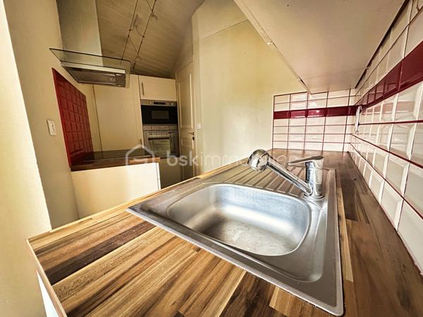 CENTRE-BOURG – MAISON DE VILLE EN PIERRE D’ENVIRON 70 M² – TRAVAUX À PRÉVOIR – DEUX CHAMBRES – INSERT À BOIS – PETIT JARDIN PRIVATIF – PLAGE DE KERSAUX À 5 MINUTES – DPE E.

**** Maison en pierre à rénover – commerces à pied – 2 Chambres – proximité du littoral. ****

Gino DUPUY vous propose cette maison de ville en pierre, située en centre-bourg, sur un axe passant, à proximité immédiate des commerces et des services.

La plage de Kersaux est accessible en environ 5 minutes en voiture ou 12 minutes à vélo.

D’une surface habitable d’environ 70 m², la maison se compose de la manière suivante :

Au rez-de-chaussée :

– Une pièce de vie avec insert à bois.
– Un espace cuisine.
– Une salle d’eau.
– Un WC indépendant.

À l’étage :

– Deux chambres.
– Un espace dressing entre les deux.

Concernant l’extérieur :

– Un petit jardin privatif situé à l’arrière de la maison.
– Un accès par l'extérieur
– Possibilité d'agrandissement de la fenêtre de la cuisine pour accès au jardinet

Travaux identifiés :

– Rénovation du solin de toiture au dessus de la partie cuisine.
– Remplacement possible des deux portes d’entrées et de quatre fenêtres actuellement en simple vitrage, afin d’améliorer l’isolation thermique et acoustique.
– Travaux de rénovation et de modernisation intérieure.

Informations complémentaires :

– Maison construite vers 1945.
– Structure en pierre.
– DPE : classe E.
– Propositions d’aménagement visibles dans les photos.
– Dossier technique disponible sur demande.

*** PLANS CROQUIS EN FIN D'ANNONCE ***

Une maison destinée aux acquéreurs recherchant un bien ancien à rénover, avec un potentiel d’optimisation et un emplacement proche des commerces comme du littoral.

- - - Visite uniquement sur rendez-vous - - -

Contact Exclusif BSK : Gino DUPUY

VENTE IMMOBILIÈRE – FINISTÈRE SUD
Échangeons sur votre projet, sans engagement, afin de définir la stratégie de vente la plus adaptée.

APPORTEURS D’AFFAIRES
Vous connaissez une personne ayant un projet immobilier ?
Un simple message suffit pour initier le contact, je m’occupe du reste. Rémunération attractive.

COLLABORATION INTERCABINET
Collaboration possible avec les professionnels disposant d’un acquéreur qualifié.

Honoraires à la charge du vendeur.
Le prix affiché correspond au prix de vente, hors frais de notaire.