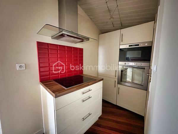 CENTRE-BOURG – MAISON DE VILLE EN PIERRE D’ENVIRON 70 M² – TRAVAUX À PRÉVOIR – DEUX CHAMBRES – INSERT À BOIS – PETIT JARDIN PRIVATIF – PLAGE DE KERSAUX À 5 MINUTES – DPE E.

**** Maison en pierre à rénover – commerces à pied – 2 Chambres – proximité du littoral. ****

Gino DUPUY vous propose cette maison de ville en pierre, située en centre-bourg, sur un axe passant, à proximité immédiate des commerces et des services.

La plage de Kersaux est accessible en environ 5 minutes en voiture ou 12 minutes à vélo.

D’une surface habitable d’environ 70 m², la maison se compose de la manière suivante :

Au rez-de-chaussée :

– Une pièce de vie avec insert à bois.
– Un espace cuisine.
– Une salle d’eau.
– Un WC indépendant.

À l’étage :

– Deux chambres.
– Un espace dressing entre les deux.

Concernant l’extérieur :

– Un petit jardin privatif situé à l’arrière de la maison.
– Un accès par l'extérieur
– Possibilité d'agrandissement de la fenêtre de la cuisine pour accès au jardinet

Travaux identifiés :

– Rénovation du solin de toiture au dessus de la partie cuisine.
– Remplacement possible des deux portes d’entrées et de quatre fenêtres actuellement en simple vitrage, afin d’améliorer l’isolation thermique et acoustique.
– Travaux de rénovation et de modernisation intérieure.

Informations complémentaires :

– Maison construite vers 1945.
– Structure en pierre.
– DPE : classe E.
– Propositions d’aménagement visibles dans les photos.
– Dossier technique disponible sur demande.

*** PLANS CROQUIS EN FIN D'ANNONCE ***

Une maison destinée aux acquéreurs recherchant un bien ancien à rénover, avec un potentiel d’optimisation et un emplacement proche des commerces comme du littoral.

- - - Visite uniquement sur rendez-vous - - -

Contact Exclusif BSK : Gino DUPUY

VENTE IMMOBILIÈRE – FINISTÈRE SUD
Échangeons sur votre projet, sans engagement, afin de définir la stratégie de vente la plus adaptée.

APPORTEURS D’AFFAIRES
Vous connaissez une personne ayant un projet immobilier ?
Un simple message suffit pour initier le contact, je m’occupe du reste. Rémunération attractive.

COLLABORATION INTERCABINET
Collaboration possible avec les professionnels disposant d’un acquéreur qualifié.

Honoraires à la charge du vendeur.
Le prix affiché correspond au prix de vente, hors frais de notaire.
