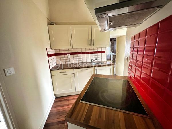 CENTRE-BOURG – MAISON DE VILLE EN PIERRE D’ENVIRON 70 M² – TRAVAUX À PRÉVOIR – DEUX CHAMBRES – INSERT À BOIS – PETIT JARDIN PRIVATIF – PLAGE DE KERSAUX À 5 MINUTES – DPE E.

**** Maison en pierre à rénover – commerces à pied – 2 Chambres – proximité du littoral. ****

Gino DUPUY vous propose cette maison de ville en pierre, située en centre-bourg, sur un axe passant, à proximité immédiate des commerces et des services.

La plage de Kersaux est accessible en environ 5 minutes en voiture ou 12 minutes à vélo.

D’une surface habitable d’environ 70 m², la maison se compose de la manière suivante :

Au rez-de-chaussée :

– Une pièce de vie avec insert à bois.
– Un espace cuisine.
– Une salle d’eau.
– Un WC indépendant.

À l’étage :

– Deux chambres.
– Un espace dressing entre les deux.

Concernant l’extérieur :

– Un petit jardin privatif situé à l’arrière de la maison.
– Un accès par l'extérieur
– Possibilité d'agrandissement de la fenêtre de la cuisine pour accès au jardinet

Travaux identifiés :

– Rénovation du solin de toiture au dessus de la partie cuisine.
– Remplacement possible des deux portes d’entrées et de quatre fenêtres actuellement en simple vitrage, afin d’améliorer l’isolation thermique et acoustique.
– Travaux de rénovation et de modernisation intérieure.

Informations complémentaires :

– Maison construite vers 1945.
– Structure en pierre.
– DPE : classe E.
– Propositions d’aménagement visibles dans les photos.
– Dossier technique disponible sur demande.

*** PLANS CROQUIS EN FIN D'ANNONCE ***

Une maison destinée aux acquéreurs recherchant un bien ancien à rénover, avec un potentiel d’optimisation et un emplacement proche des commerces comme du littoral.

- - - Visite uniquement sur rendez-vous - - -

Contact Exclusif BSK : Gino DUPUY

VENTE IMMOBILIÈRE – FINISTÈRE SUD
Échangeons sur votre projet, sans engagement, afin de définir la stratégie de vente la plus adaptée.

APPORTEURS D’AFFAIRES
Vous connaissez une personne ayant un projet immobilier ?
Un simple message suffit pour initier le contact, je m’occupe du reste. Rémunération attractive.

COLLABORATION INTERCABINET
Collaboration possible avec les professionnels disposant d’un acquéreur qualifié.

Honoraires à la charge du vendeur.
Le prix affiché correspond au prix de vente, hors frais de notaire.