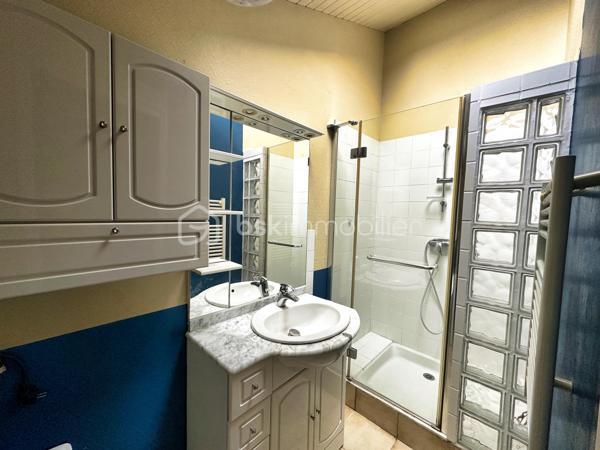 CENTRE-BOURG – MAISON DE VILLE EN PIERRE D’ENVIRON 70 M² – TRAVAUX À PRÉVOIR – DEUX CHAMBRES – INSERT À BOIS – PETIT JARDIN PRIVATIF – PLAGE DE KERSAUX À 5 MINUTES – DPE E.

**** Maison en pierre à rénover – commerces à pied – 2 Chambres – proximité du littoral. ****

Gino DUPUY vous propose cette maison de ville en pierre, située en centre-bourg, sur un axe passant, à proximité immédiate des commerces et des services.

La plage de Kersaux est accessible en environ 5 minutes en voiture ou 12 minutes à vélo.

D’une surface habitable d’environ 70 m², la maison se compose de la manière suivante :

Au rez-de-chaussée :

– Une pièce de vie avec insert à bois.
– Un espace cuisine.
– Une salle d’eau.
– Un WC indépendant.

À l’étage :

– Deux chambres.
– Un espace dressing entre les deux.

Concernant l’extérieur :

– Un petit jardin privatif situé à l’arrière de la maison.
– Un accès par l'extérieur
– Possibilité d'agrandissement de la fenêtre de la cuisine pour accès au jardinet

Travaux identifiés :

– Rénovation du solin de toiture au dessus de la partie cuisine.
– Remplacement possible des deux portes d’entrées et de quatre fenêtres actuellement en simple vitrage, afin d’améliorer l’isolation thermique et acoustique.
– Travaux de rénovation et de modernisation intérieure.

Informations complémentaires :

– Maison construite vers 1945.
– Structure en pierre.
– DPE : classe E.
– Propositions d’aménagement visibles dans les photos.
– Dossier technique disponible sur demande.

*** PLANS CROQUIS EN FIN D'ANNONCE ***

Une maison destinée aux acquéreurs recherchant un bien ancien à rénover, avec un potentiel d’optimisation et un emplacement proche des commerces comme du littoral.

- - - Visite uniquement sur rendez-vous - - -

Contact Exclusif BSK : Gino DUPUY

VENTE IMMOBILIÈRE – FINISTÈRE SUD
Échangeons sur votre projet, sans engagement, afin de définir la stratégie de vente la plus adaptée.

APPORTEURS D’AFFAIRES
Vous connaissez une personne ayant un projet immobilier ?
Un simple message suffit pour initier le contact, je m’occupe du reste. Rémunération attractive.

COLLABORATION INTERCABINET
Collaboration possible avec les professionnels disposant d’un acquéreur qualifié.

Honoraires à la charge du vendeur.
Le prix affiché correspond au prix de vente, hors frais de notaire.