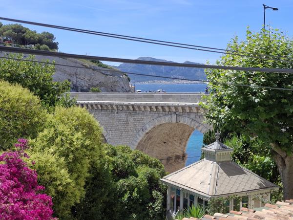13007 ANSE DE DE LA FAUSSE MONNAIE studio tout équipé avec mezzanine à 100 mètres de la mer