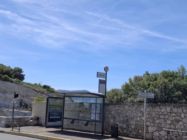 13007 ANSE DE DE LA FAUSSE MONNAIE studio tout équipé avec mezzanine à 100 mètres de la mer