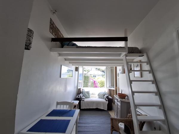 13007 ANSE DE DE LA FAUSSE MONNAIE studio tout équipé avec mezzanine à 100 mètres de la mer