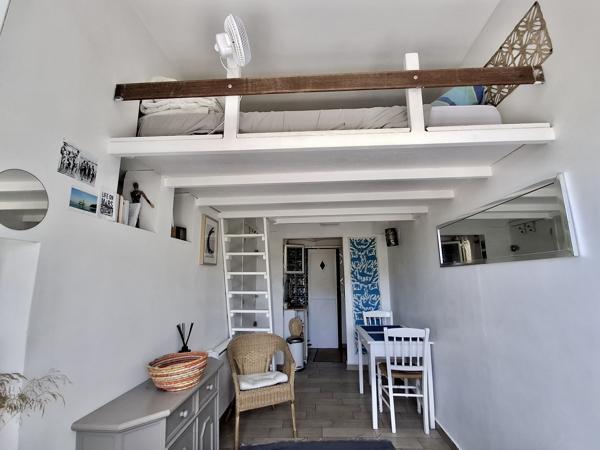 13007 ANSE DE DE LA FAUSSE MONNAIE studio tout équipé avec mezzanine à 100 mètres de la mer
