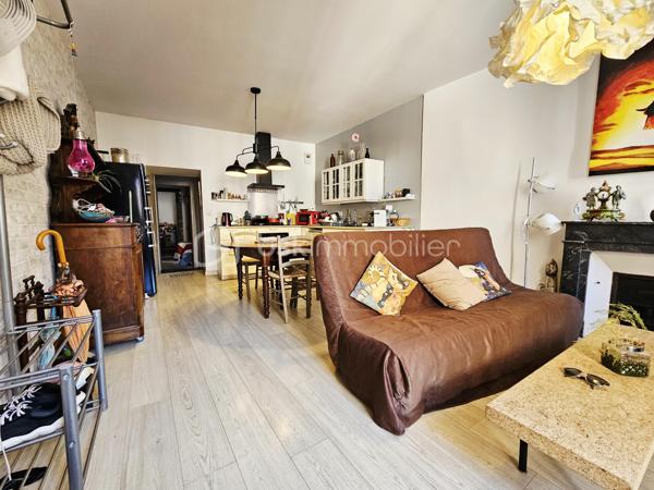 Situé au 2e étage, en plein centre-ville de Clermont-Ferrand, cet appartement de 62 m² offre une configuration fonctionnelle avec une belle pièce de vie et deux chambres.
Il se compose d'un séjour de 23 m², d'une cuisine équipée, de deux chambres ainsi que d'une salle d'eau.
L'appartement a été rénové en 2019 et dispose d'un chauffage individuel au gaz.

Les principaux atouts :

62 m² habitables ;
2 chambres ;
Séjour de 23 m² ;
Cuisine équipée ;
Salle d'eau ;
Rénové en 2019 ;
DPE : C ;
Chauffage gaz ;
2e étage ;
Centre-ville de Clermont-Ferrand.

Un appartement adapté aussi bien à un projet de résidence principale qu'à un investissement locatif, grâce à son emplacement en centre-ville et sa proximité avec les commodités.
À découvrir lors d'une visite.
