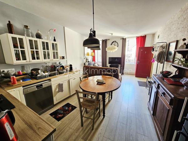 Situé au 2e étage, en plein centre-ville de Clermont-Ferrand, cet appartement de 62 m² offre une configuration fonctionnelle avec une belle pièce de vie et deux chambres.
Il se compose d'un séjour de 23 m², d'une cuisine équipée, de deux chambres ainsi que d'une salle d'eau.
L'appartement a été rénové en 2019 et dispose d'un chauffage individuel au gaz.

Les principaux atouts :

62 m² habitables ;
2 chambres ;
Séjour de 23 m² ;
Cuisine équipée ;
Salle d'eau ;
Rénové en 2019 ;
DPE : C ;
Chauffage gaz ;
2e étage ;
Centre-ville de Clermont-Ferrand.

Un appartement adapté aussi bien à un projet de résidence principale qu'à un investissement locatif, grâce à son emplacement en centre-ville et sa proximité avec les commodités.
À découvrir lors d'une visite.
