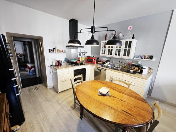 Situé au 2e étage, en plein centre-ville de Clermont-Ferrand, cet appartement de 62 m² offre une configuration fonctionnelle avec une belle pièce de vie et deux chambres.
Il se compose d'un séjour de 23 m², d'une cuisine équipée, de deux chambres ainsi que d'une salle d'eau.
L'appartement a été rénové en 2019 et dispose d'un chauffage individuel au gaz.

Les principaux atouts :

62 m² habitables ;
2 chambres ;
Séjour de 23 m² ;
Cuisine équipée ;
Salle d'eau ;
Rénové en 2019 ;
DPE : C ;
Chauffage gaz ;
2e étage ;
Centre-ville de Clermont-Ferrand.

Un appartement adapté aussi bien à un projet de résidence principale qu'à un investissement locatif, grâce à son emplacement en centre-ville et sa proximité avec les commodités.
À découvrir lors d'une visite.