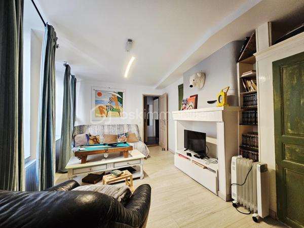 Situé au 2e étage, en plein centre-ville de Clermont-Ferrand, cet appartement de 62 m² offre une configuration fonctionnelle avec une belle pièce de vie et deux chambres.
Il se compose d'un séjour de 23 m², d'une cuisine équipée, de deux chambres ainsi que d'une salle d'eau.
L'appartement a été rénové en 2019 et dispose d'un chauffage individuel au gaz.

Les principaux atouts :

62 m² habitables ;
2 chambres ;
Séjour de 23 m² ;
Cuisine équipée ;
Salle d'eau ;
Rénové en 2019 ;
DPE : C ;
Chauffage gaz ;
2e étage ;
Centre-ville de Clermont-Ferrand.

Un appartement adapté aussi bien à un projet de résidence principale qu'à un investissement locatif, grâce à son emplacement en centre-ville et sa proximité avec les commodités.
À découvrir lors d'une visite.
