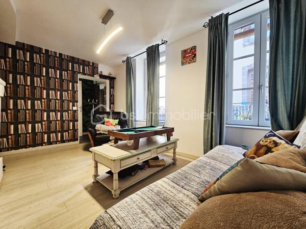 Situé au 2e étage, en plein centre-ville de Clermont-Ferrand, cet appartement de 62 m² offre une configuration fonctionnelle avec une belle pièce de vie et deux chambres.
Il se compose d'un séjour de 23 m², d'une cuisine équipée, de deux chambres ainsi que d'une salle d'eau.
L'appartement a été rénové en 2019 et dispose d'un chauffage individuel au gaz.

Les principaux atouts :

62 m² habitables ;
2 chambres ;
Séjour de 23 m² ;
Cuisine équipée ;
Salle d'eau ;
Rénové en 2019 ;
DPE : C ;
Chauffage gaz ;
2e étage ;
Centre-ville de Clermont-Ferrand.

Un appartement adapté aussi bien à un projet de résidence principale qu'à un investissement locatif, grâce à son emplacement en centre-ville et sa proximité avec les commodités.
À découvrir lors d'une visite.