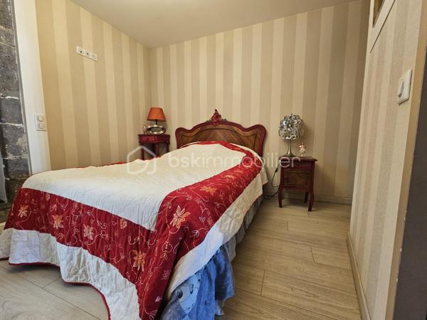 Situé au 2e étage, en plein centre-ville de Clermont-Ferrand, cet appartement de 62 m² offre une configuration fonctionnelle avec une belle pièce de vie et deux chambres.
Il se compose d'un séjour de 23 m², d'une cuisine équipée, de deux chambres ainsi que d'une salle d'eau.
L'appartement a été rénové en 2019 et dispose d'un chauffage individuel au gaz.

Les principaux atouts :

62 m² habitables ;
2 chambres ;
Séjour de 23 m² ;
Cuisine équipée ;
Salle d'eau ;
Rénové en 2019 ;
DPE : C ;
Chauffage gaz ;
2e étage ;
Centre-ville de Clermont-Ferrand.

Un appartement adapté aussi bien à un projet de résidence principale qu'à un investissement locatif, grâce à son emplacement en centre-ville et sa proximité avec les commodités.
À découvrir lors d'une visite.