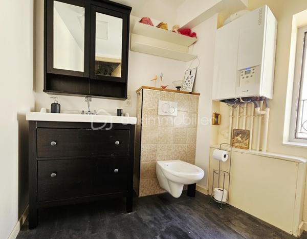 Situé au 2e étage, en plein centre-ville de Clermont-Ferrand, cet appartement de 62 m² offre une configuration fonctionnelle avec une belle pièce de vie et deux chambres.
Il se compose d'un séjour de 23 m², d'une cuisine équipée, de deux chambres ainsi que d'une salle d'eau.
L'appartement a été rénové en 2019 et dispose d'un chauffage individuel au gaz.

Les principaux atouts :

62 m² habitables ;
2 chambres ;
Séjour de 23 m² ;
Cuisine équipée ;
Salle d'eau ;
Rénové en 2019 ;
DPE : C ;
Chauffage gaz ;
2e étage ;
Centre-ville de Clermont-Ferrand.

Un appartement adapté aussi bien à un projet de résidence principale qu'à un investissement locatif, grâce à son emplacement en centre-ville et sa proximité avec les commodités.
À découvrir lors d'une visite.