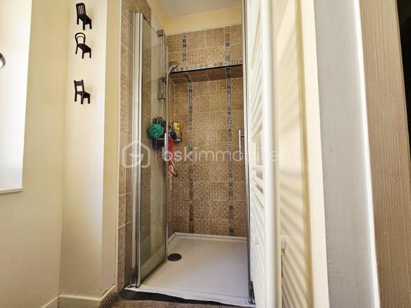 Situé au 2e étage, en plein centre-ville de Clermont-Ferrand, cet appartement de 62 m² offre une configuration fonctionnelle avec une belle pièce de vie et deux chambres.
Il se compose d'un séjour de 23 m², d'une cuisine équipée, de deux chambres ainsi que d'une salle d'eau.
L'appartement a été rénové en 2019 et dispose d'un chauffage individuel au gaz.

Les principaux atouts :

62 m² habitables ;
2 chambres ;
Séjour de 23 m² ;
Cuisine équipée ;
Salle d'eau ;
Rénové en 2019 ;
DPE : C ;
Chauffage gaz ;
2e étage ;
Centre-ville de Clermont-Ferrand.

Un appartement adapté aussi bien à un projet de résidence principale qu'à un investissement locatif, grâce à son emplacement en centre-ville et sa proximité avec les commodités.
À découvrir lors d'une visite.