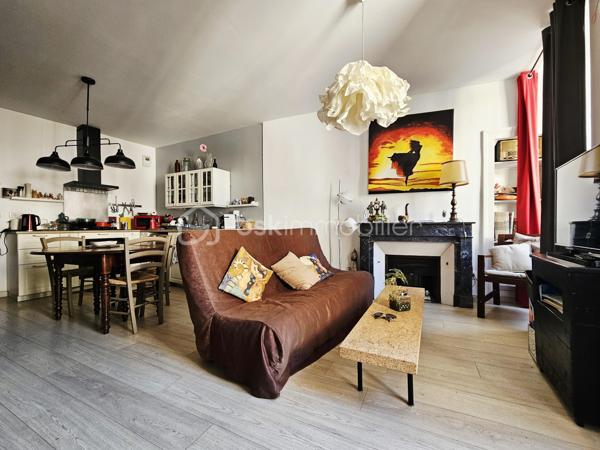Situé au 2e étage, en plein centre-ville de Clermont-Ferrand, cet appartement de 62 m² offre une configuration fonctionnelle avec une belle pièce de vie et deux chambres.
Il se compose d'un séjour de 23 m², d'une cuisine équipée, de deux chambres ainsi que d'une salle d'eau.
L'appartement a été rénové en 2019 et dispose d'un chauffage individuel au gaz.

Les principaux atouts :

62 m² habitables ;
2 chambres ;
Séjour de 23 m² ;
Cuisine équipée ;
Salle d'eau ;
Rénové en 2019 ;
DPE : C ;
Chauffage gaz ;
2e étage ;
Centre-ville de Clermont-Ferrand.

Un appartement adapté aussi bien à un projet de résidence principale qu'à un investissement locatif, grâce à son emplacement en centre-ville et sa proximité avec les commodités.
À découvrir lors d'une visite.